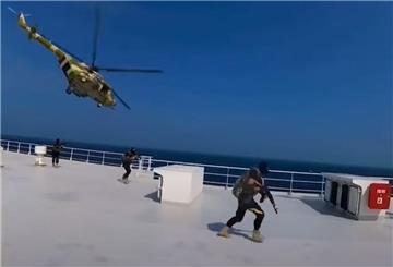 Unglaubliche Bilder vom Deck der entführten „Galaxy Leader“: Die Kidnapper aus dem Jemen zeigen sich beim Entern des Schiffs