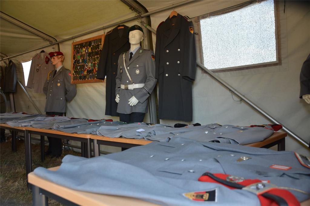 Uniformen aus 50 Jahren Bundeswehr wurden gezeigt. Foto: Seelbach
