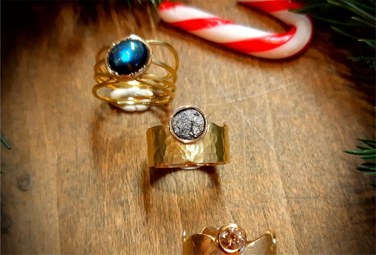 Ringe auf Tisch