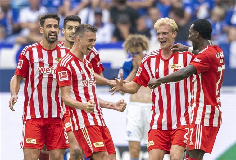 Union Berlin im Aufwind: Hier jubeln die Spieler über das 3:1 auf Schalke.