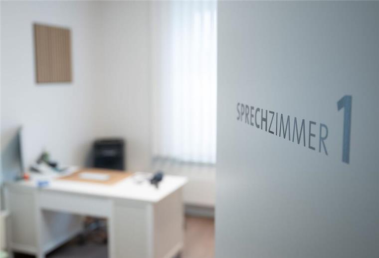 Ein leerer Schreibtisch steht im Sprechzimmer einer Hausarztpraxis. 