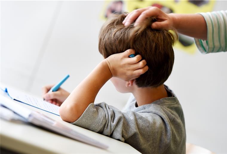 Kokain im Körper: Wann schreitet das Jugendamt ein? Unklar ist in diesem Fall von möglicher Kindeswohlgefährdung die Frage, wie das Kokain in den Körper des Kindes gekommen ist (das Foto zeigt nicht den tatsächlich betroffenen Jungen). Eine direkte Verabreichung ist wohl auszuschließen, das Kind würde gesundheitliche Auffälligkeiten zeigen. Möglich ist die Kontamination über zum Beispiel eine Tischplatte oder auch verunreinigte Geldscheine.