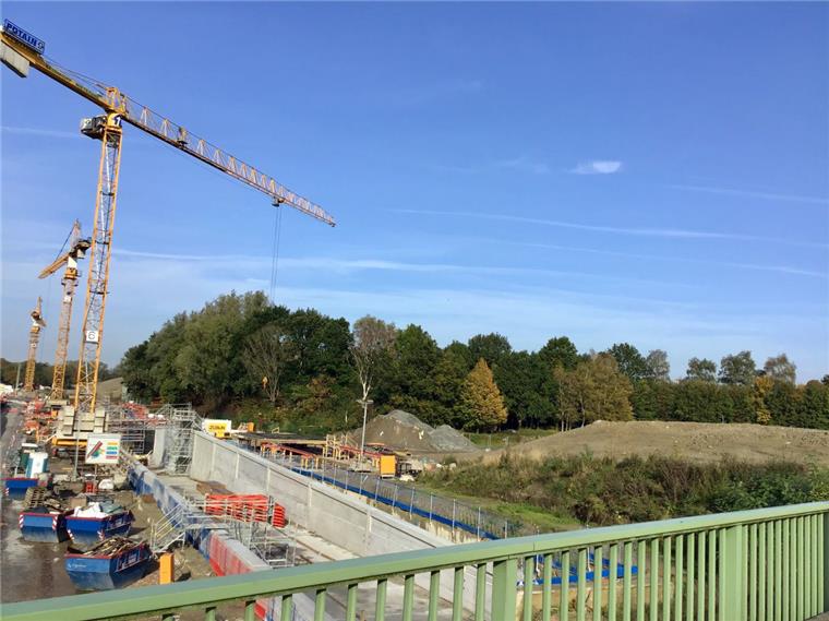 Leherheide: Hier soll die "Kinderland"-Landschaft entstehen Unmittelbar neben dem Hafentunnel an der Cherbourger Straße entsteht gerade aus Tunnel-Aushub das neue Spielparadies Kinderland am Tor zu Leherheide (rechts).