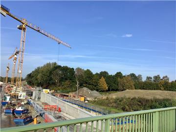 Unmittelbar neben dem Hafentunnel an der Cherbourger Straße entsteht gerade aus Tunnel-Aushub das neue Spielparadies Kinderland am Tor zu Leherheide (rechts). 