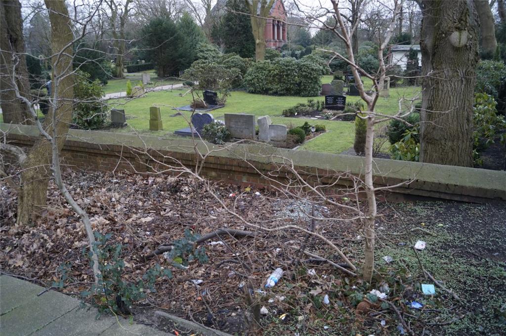 Unrat auf einem Parkplatz am Friedhof Wulsdorf (bei Weserstraße 175). Foto: Hink...