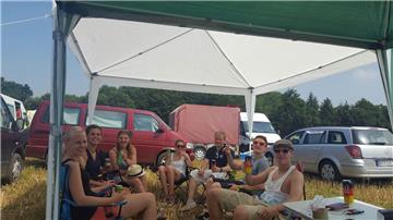 Unser Festival-Neuling Christoph Reiprich (Dritter von rechts) mit seiner Reisegruppe aus Nordenham.