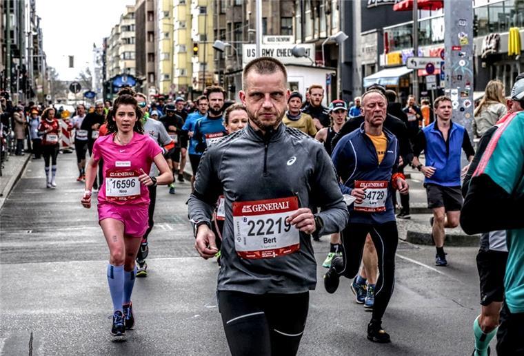 Unser Reporter Bert Albers passiert am 3. April beim Berliner Halbmarathon den "Checkpoint Charlie". Dass ihm da schon 17 Kilometer in den Knochen stecken, ist nicht zu übersehen.