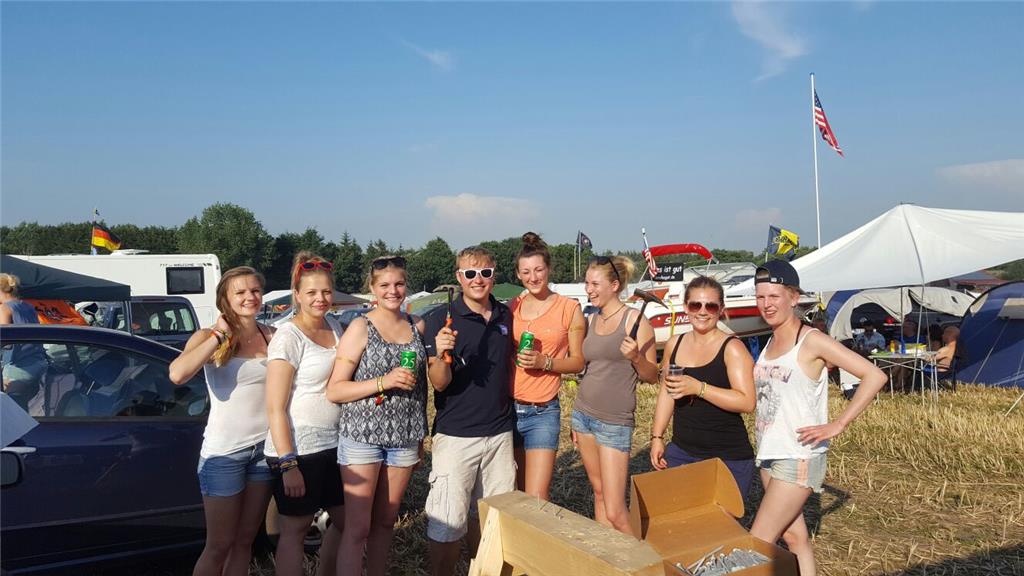 Unsere Nachbarn spielen Nagelbock. Bei diesem Spiel versuchen die Teilnehmer ein...