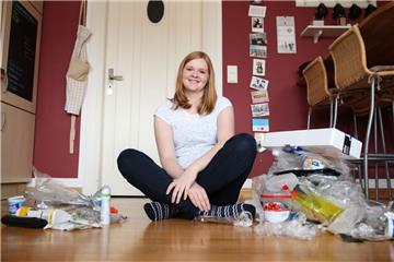 Unsere Reporterin Stefanie Jürgensen hat versucht, eine Woche ohne Plastik zu leben und ist am ersten Tag gescheitert. Trotzdem hat sie es geschafft, mit deutlich weniger Plastik (links) auszukommen als normal (rechts).