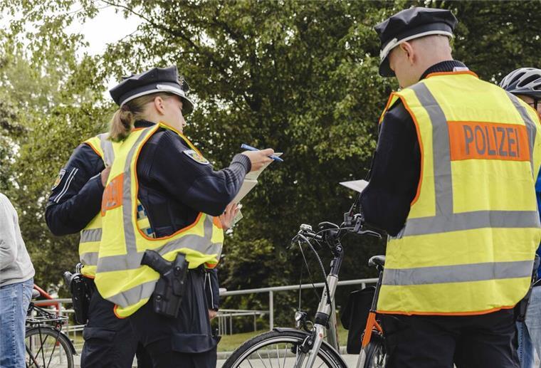Unter anderem an der Kennedybrücke kontrollierten die Einsatzkräfte der Polizei Bremerhaven Fahrradfahrer.