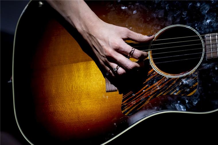 Unter anderem auf Gitarrenklänge dürfen sich die Besucher beim Überraschungskonzert in Sellstedt freuen. 