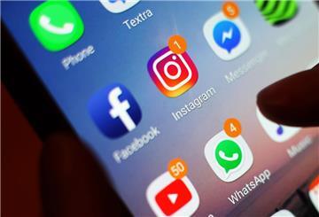 Unter anderem die Apps von Facebook und Instagram sind auf einem Smartphone zu sehen.