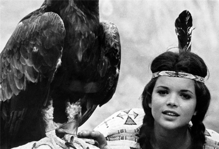 Trotz Debatte: ZDF hält an Winnetou-Filmen fest Unter anderem die junge Uschi Glas spielt in dem Film von 1966.