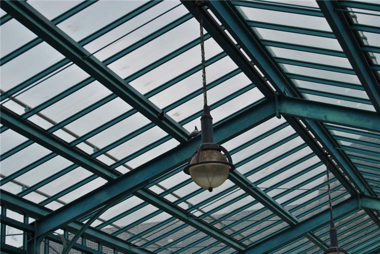 Vogelkot in der Bahnhofspassage sorgt für Ärger Unter anderem diese Laterne ist in der Passage vorm Hauptbahnhof Bremerhaven von Vogelkot bedeckt.