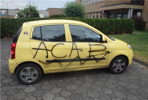 Unter anderem dieser Kleinwagen wurde von den Unbekannten beschmiert. 
