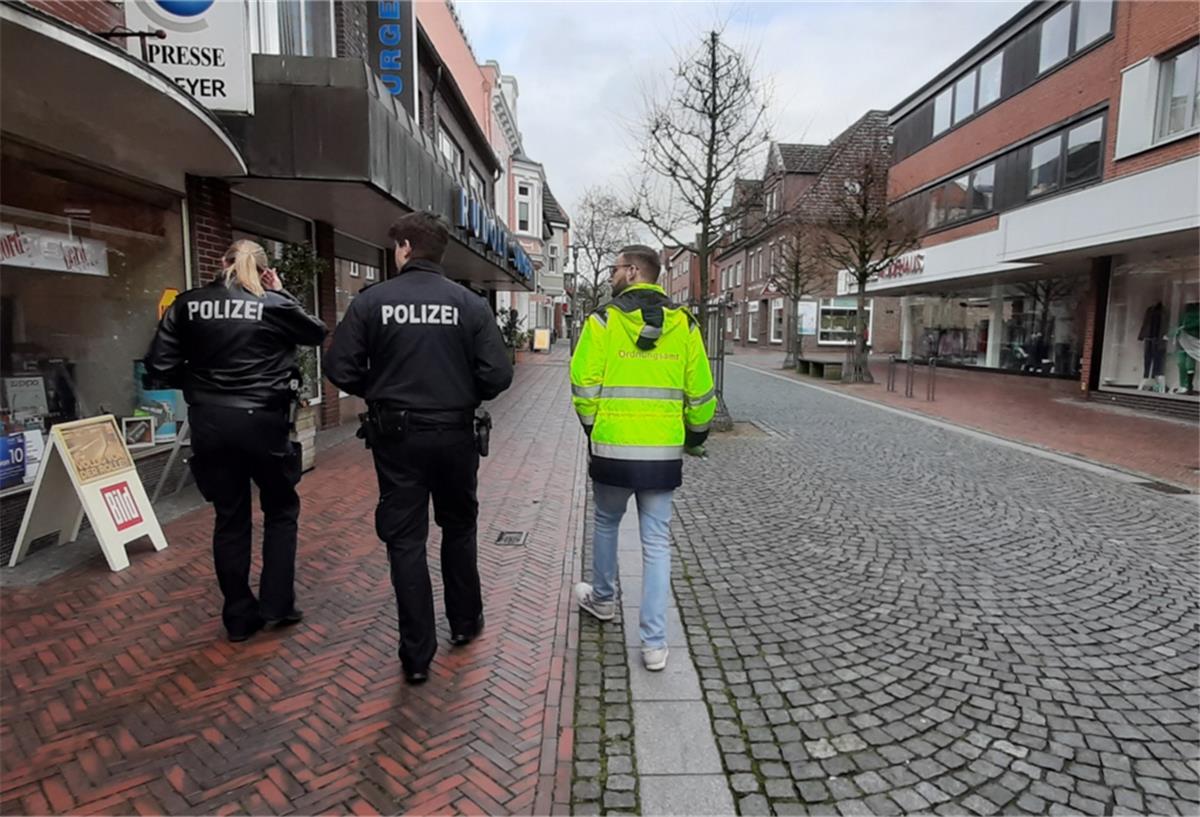 Corona-Auflagen: Zevener Polizei will sensibilisieren Unter anderem in der Zevener Fußgängerzone war eine Präventionsstreife unterwegs.