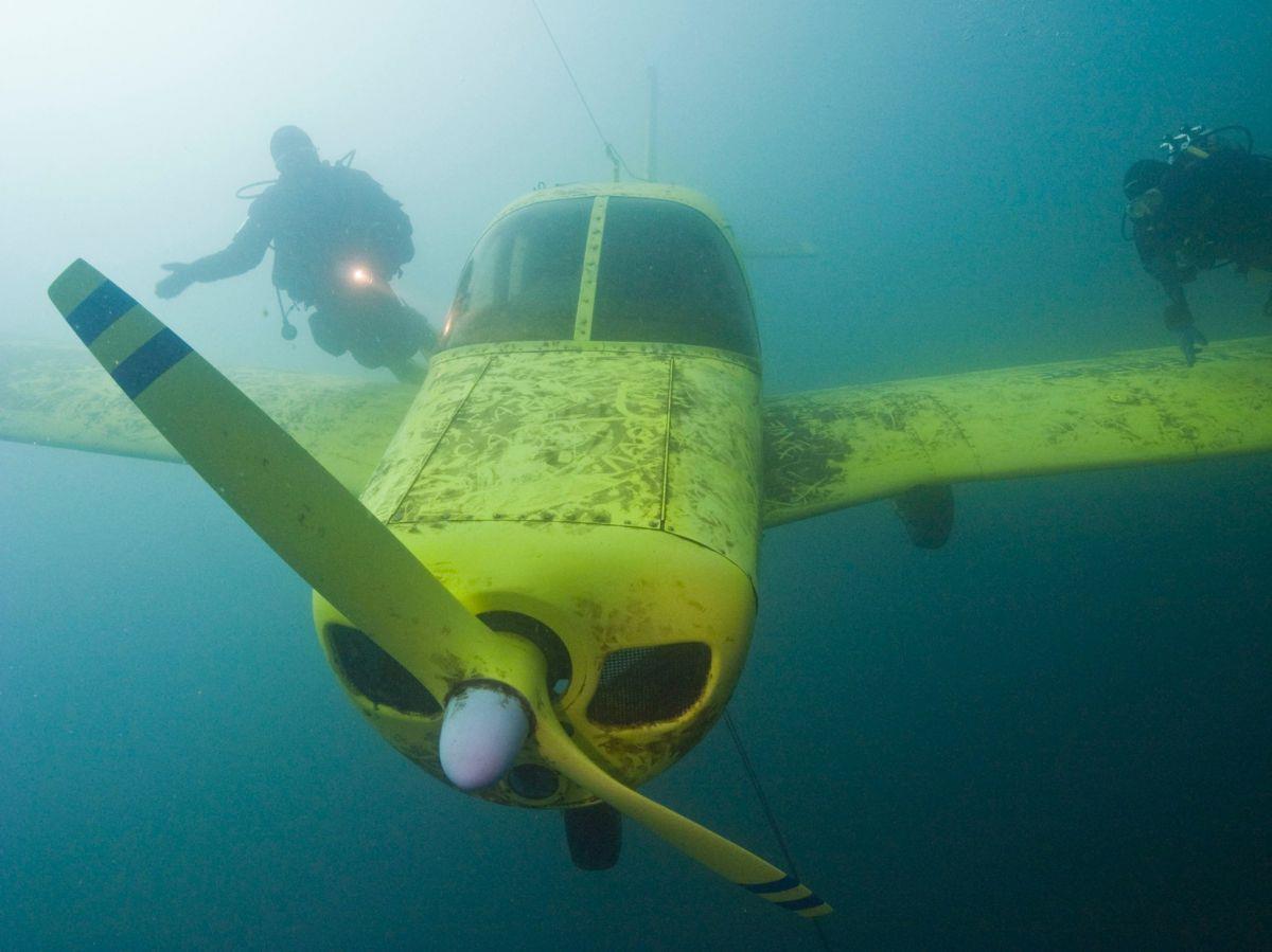 Darum ist der Kreidesee in Hemmoor bei Tauchern so beliebt Unter anderem können die Taucher in den Tiefen des Kreidesees ein versenktes Flugzeug entdecken.