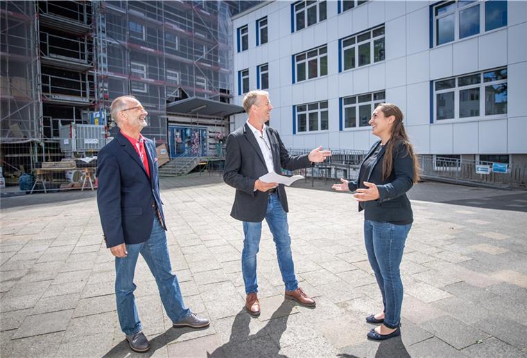 Unter anderem steht die energetische Sanierung der Außenfassade der Kaufmännischen Lehranstalten in Bremerhaven an (von links): Baustadtrat Bernd Schomaker, Holger Schneeberg (Abteilungsleiter Technik bei Seestadt-Immobilien) mit Stadt-Architektin Nathalie Lemken.