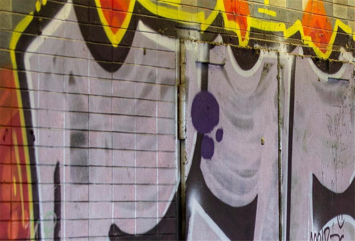 Bremerhaven: Unbekannte bemalen Schulfassade mit Graffiti Graffiti-Schmierereien