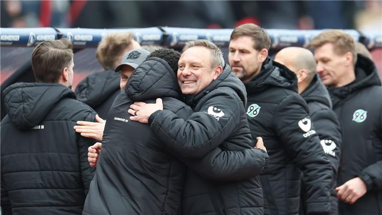 Verrücktes Debüt für Fürther Coach - „Spielt keine Rolle“ Unter Andre Breitenreiter (M) war Kleine noch Co-Trainer in Hannover.