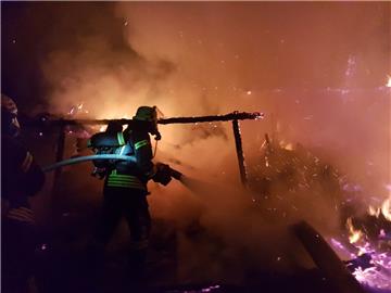 Unter Atemschutz löschten die Ortsfeuerwehren Loxstedt und Stinstedt den Schuppenbrand.