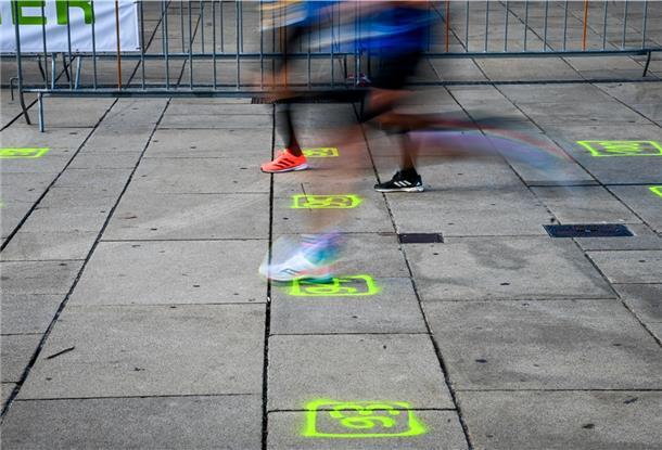 Unter besonderen Coronamaßnahmen wie ausreichend Abstand beim Start konnte der Cuxhaven-Marathon im vergangenen Jahr stattfinden. 