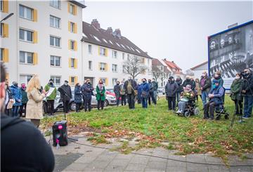 Unter Corona-Bedingungen lud die liberale jüdische Menorah-Gemeinde am Montagvormittag zu einer eigenen Mahnwache im Freien an den Synagogengedenkstein ein.