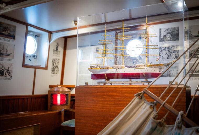 So sehen die beeindruckendsten Schiffe der Maritimen Tage unter Deck aus Unter Deck auf der „Schulschiff Deutschland“ findet man auch ein detailliertes Schiffsmodell und Fotos der Schiffsgeschichte.