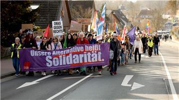 Unter dem Motto „Die Heide ist bunt“ demonstrieren Hunderte gegen den AfD-Landesparteitag in Bad Fallingbostel.