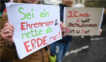 Unter dem Motto "Fridays for Future" wollen Schüler wie hier in Stuttgart auch in Bremerhaven demonstrieren.