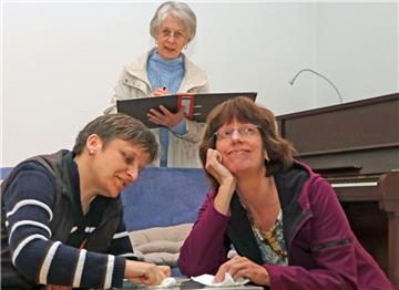 Unter den Augen von Regisseurin Ulrike Studer (hinten) proben Christina Zarth (links) und Annette Hank eine Szene aus "Alles über Liebe". Das Ensemble Inkoggnito zeigt die Komödie insgesamt sechsmal in Ostereistedt.