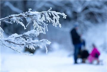 29.12.2024, Bayern, Kreuth: Ausflügler wandern über einen schneebedeckten Wanderweg. Foto: Sven Hoppe/dpa +++ dpa-Bildfunk +++