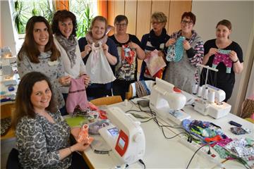 Unter den Händen von Maren Fernando (von links), Gina Capristo Goßmann, Sonja Kück, Wiebke Müller, Karin Puckhaber, Melanie Hesse-Völkner, Marina Müller-Alberring und Jacqueline Brockmann entstehen winzige Kunstwerke für Kinder, die zu früh aus dem Leben gegangen sind.