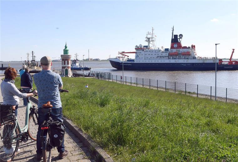 Zurück aus dem Eis: Die „Polarstern“ ist wieder in Bremerhaven Unter den neugierigen Blicken der „Sehleute“ passiert die „Polarstern“ den Pingelturm.