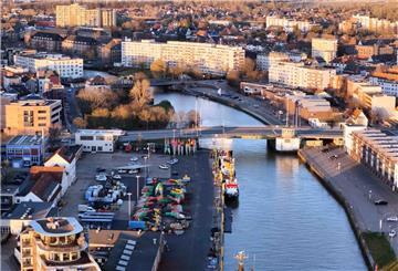 Blick auf die Stadt Bremerhaven. Unter der Kennedybrücke befindet sich das Geestesperrwerk – hier erfolgen die nächtlichen Arbeiten. Für den Ausbau der Tore wird die Brücke zeitweise hochgeklappt und der Verkehr umgeleitet.
