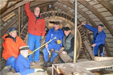 Unter der Mühlenhaube gibt es im Frühjahr immer viel zu tun. Die Mühlenaktiven Wolfgang Czock (von links), Alfred Reyelt, Heiko Schröder, Heinrich Schriever, Günter Scholz und Helmut Klie haben bereits tüchtig Hand angelegt, damit sich die alte Dame zur Saisoneröffnung im schönsten Gewand präsentieren kann.