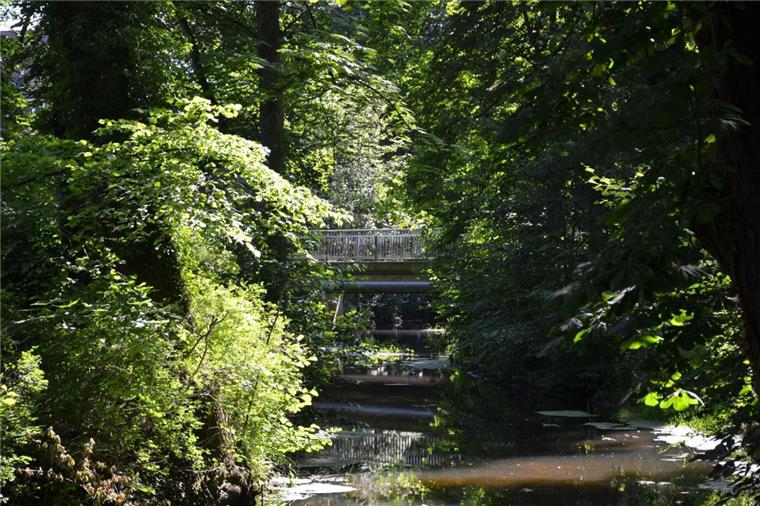 Unter dieser Brücke – am Übergang von Am Markt zur Poststraße – ändert die Aue ihren Namen in Mehde. Den Doppelnamen Aue-Mehde soll demnächst die neue Grundschule an der Kanalstraße tragen.