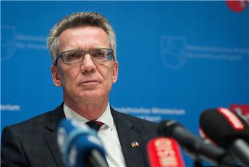 Unter #DoItLikeDeMaiziere machen sich Nutzer über de Maizières Aussage nach Absage des Fußball-Länderspiels lustig.