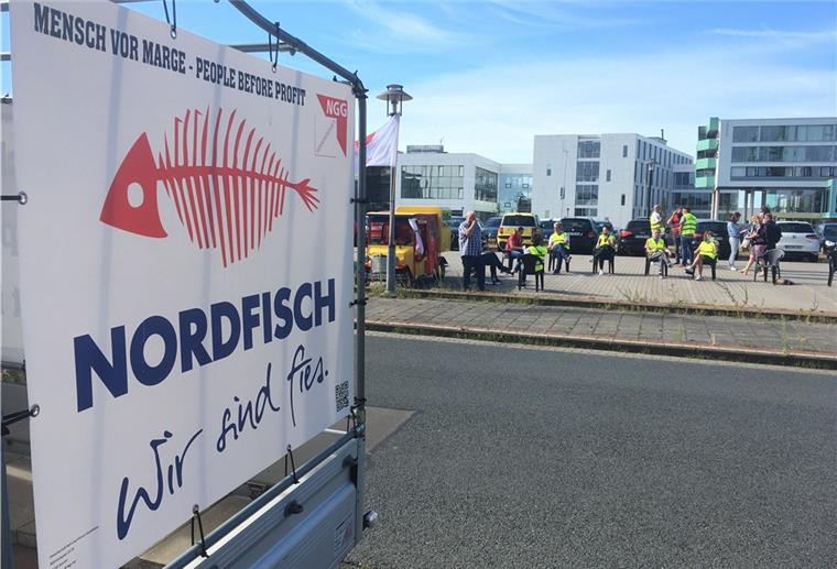 Unter Einhaltung der Corona-Bedingungen streiken am heutigen Mittwoch Mitarbeiter des „Nordsee“-Standorts in Bremerhaven für den Erhalt der Verwaltung in der Herwigstraße.