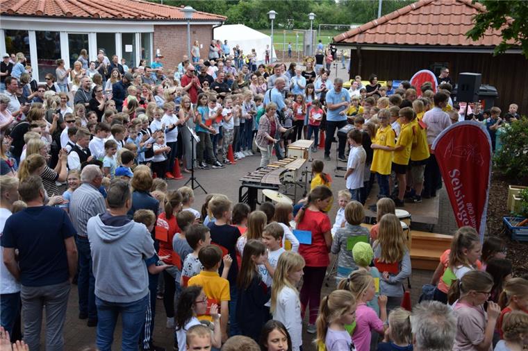 Unter freiem Himmel: Der Chor der Grundschule sang zum Auftakt des Festes in Selsingen zwei Lieder für die vielen Besucher.