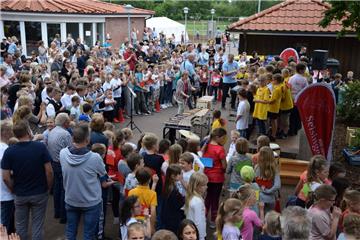 Unter freiem Himmel: Der Chor der Grundschule sang zum Auftakt des Festes in Selsingen zwei Lieder für die vielen Besucher.