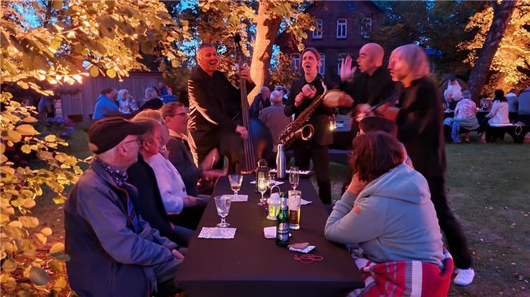 Was in Nordenham 2023 an Veranstaltungen geplant ist Unter freiem Himmel gemütlich zusammensitzen und dabei Livemusik lauschen - das soll es bei den Picknick-Konzerten geben, die NMT für dieses Jahr plant. Unser Foto zeigt eine ähnliche Veranstaltung im vergangenen August in Waddens.