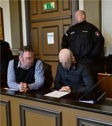 Unter hohen Sicherheitsvorkehrungen begann am 2. November der Prozess gegen einen 23 und einen 24 Jahre alten Albaner. Während der Ältere der beiden inzwischen freigesprochen worden ist, muss der 23-Jährige (rechts) lebenslang ins Gefängnis.