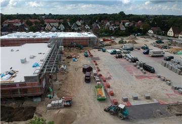 Unter Volldampf gearbeitet wird auf dem Gelände des neuen Lidl-Marktes an der Atenser Allee. Die Marktgebäude und der Parkplatz sind bereits weit gediehen.
