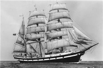Unter vollen Segeln: Diese historische Aufnahme zeigt die „Seute Deern“, als sie nach ihrem Umbau ab Mitte 1939 bis Ende des Zweiten Weltkriegs vom Hamburger Reeder John Theodor Essberger in der Ostsee als frachtfahrendes Ausbildungsschiff eingesetzt wurde.