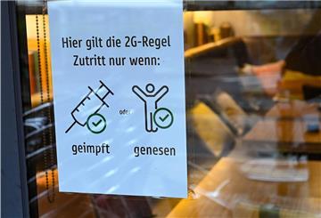 Unter Warnstufe drei dürfen Bars und Diskotheken nur noch Gäste bedienen, die geimpft und genesen und zusätzlich getestet sind (2G plus).