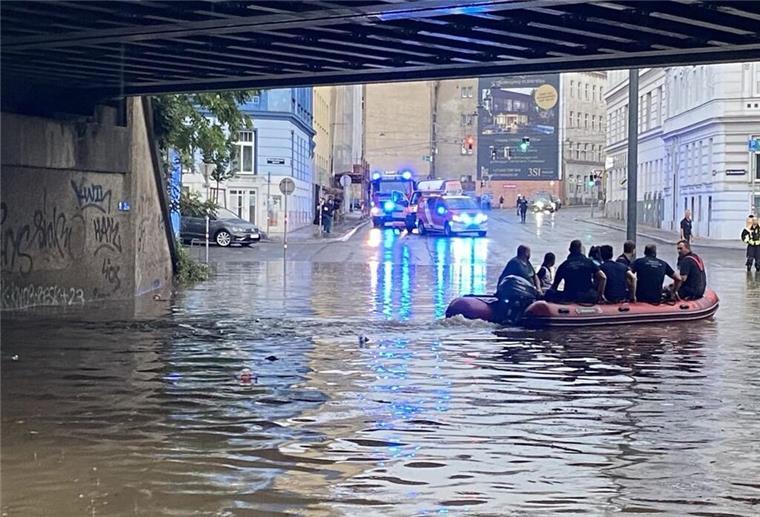 Rekordregen in Wien - Frau unter Bus geschwemmt Unterführungen wurden überflutet.
