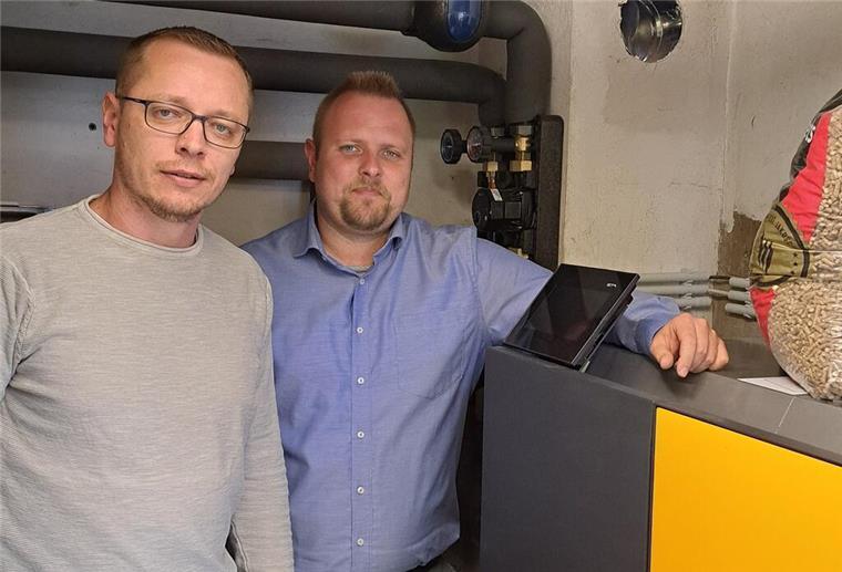 Wärmepumpen-Krampf: Meister bietet Habeck Realitäts-Praktikum an Unternehmer Johann Grossmann (l.) und Julian Hünken verbauen neben Wärmepumpen unter anderem auch Pelletheizungen.