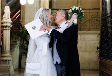 Unternehmer Richard Lugner küsst Simone Reiländer bei ihrer Trauung im Wiener Rathaus.