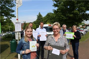 Unterstützen das Anrufsammeltaxi (von links): Elena Lührs, Oliver Fröhlich (Gemeinde), Guido Dieckmann (Gemeinde), Andrea Gödeke (Taxi-Unternehmen), Bürgermeister Ulf Voigts und Käte Heins (Seniorenbeirat)